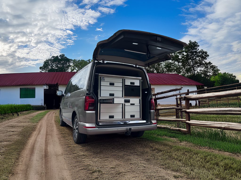 Individuell geplante BulVet-Autoapotheke im Heck eines VW Transporters auf einem Hof