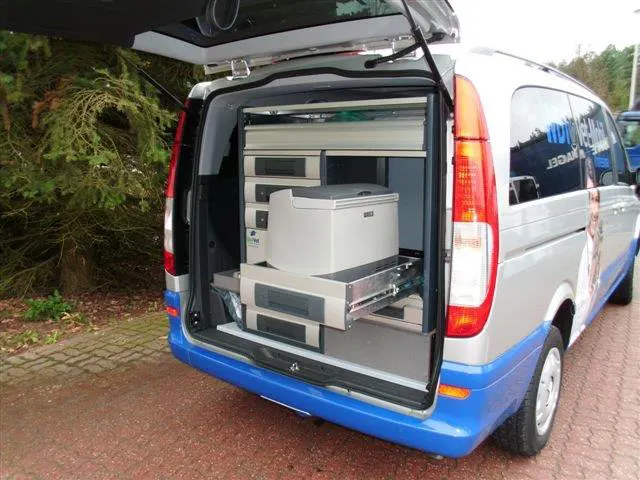 Heckansicht eines Vetmobils im Mercedes Viano mit Schubladensystem und Kühlbox