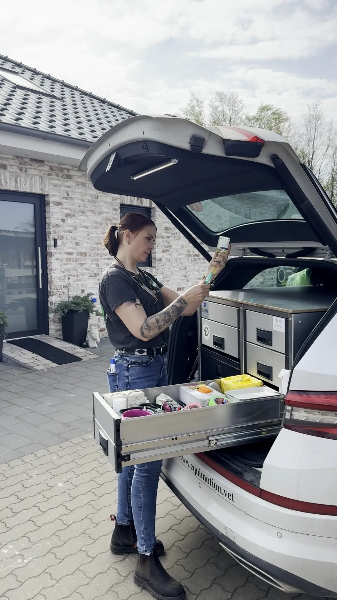Mitarbeiterin von EquiMotion an der gekühlten Autoapotheke