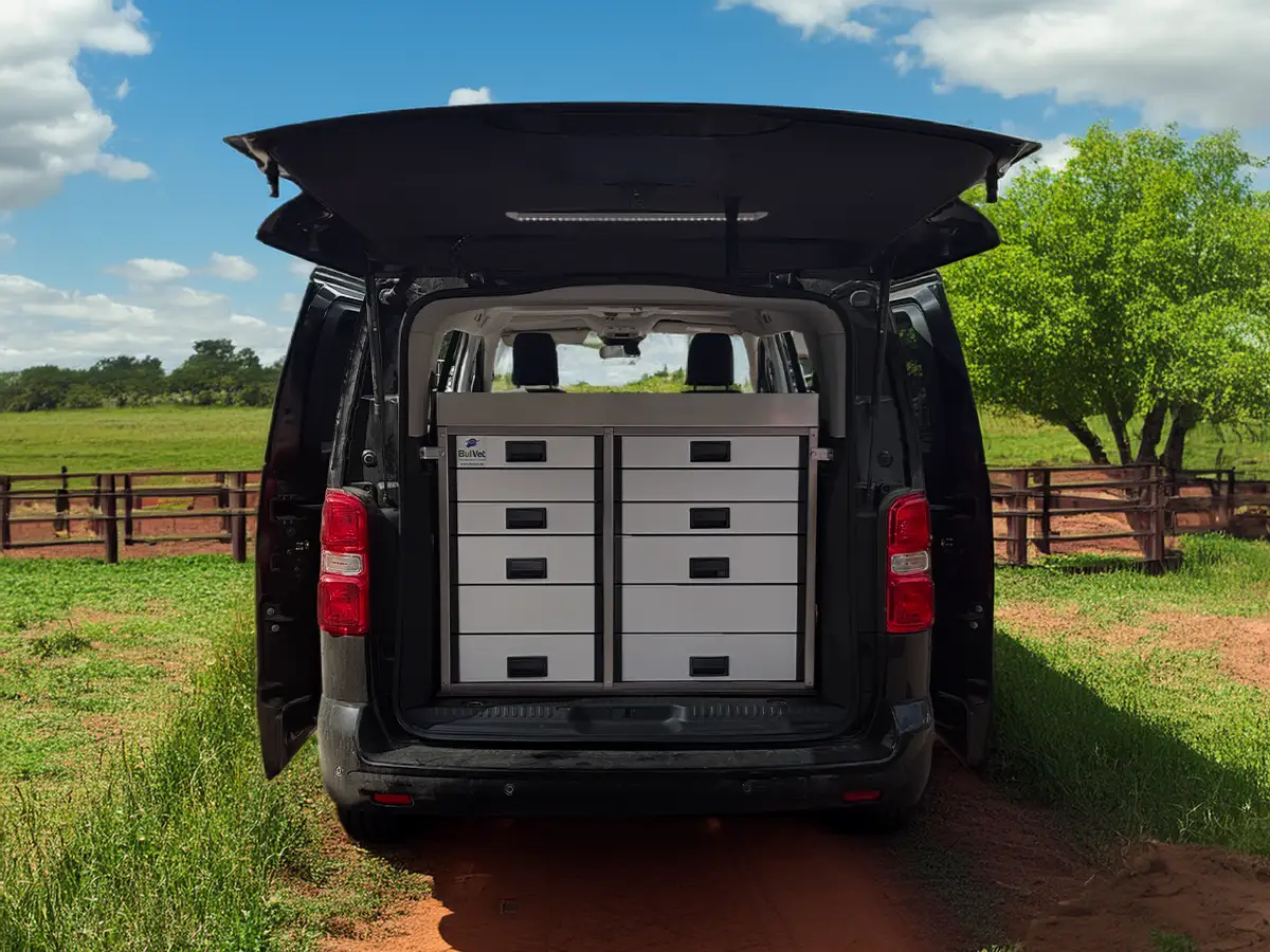 BulVet-Autoapotheke mit acht Schubladen im Heck eines Toyota Proace