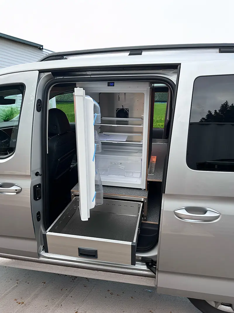 Eingebauter Kühlschrank auf Auszug im Praxisfahrzeug