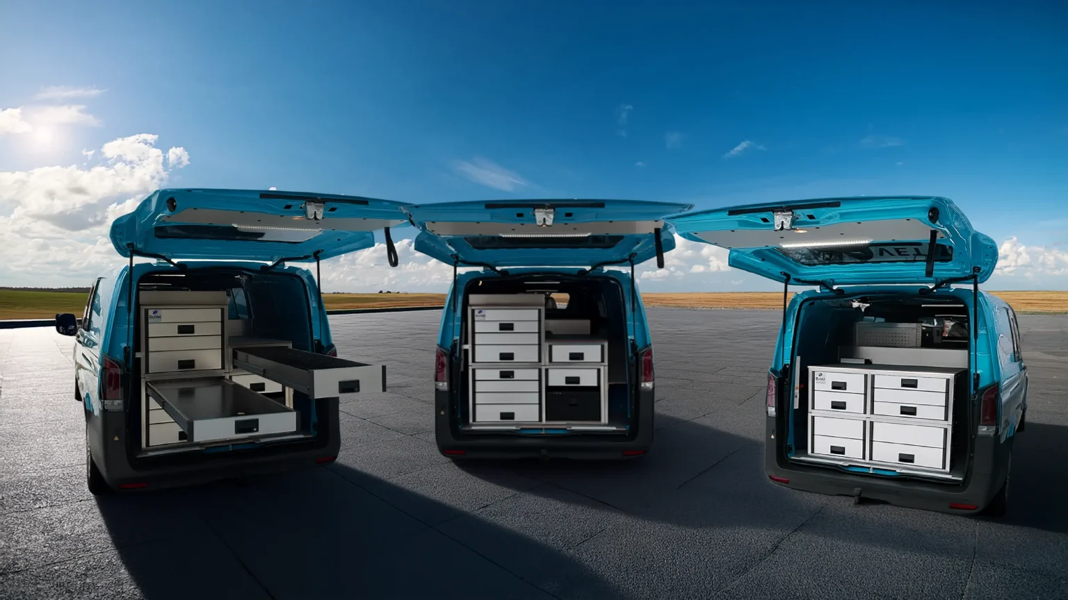 Drei Transporter mit geöffneten BulVet-Autoapotheken im Heck