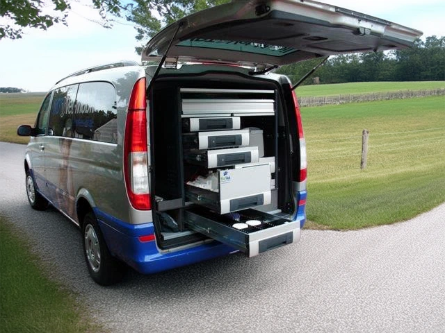 Frühes BulVet-Vetmobil auf Basis eines Mercedes Viano mit geöffneter Heckklappe und ausgezogenen Schubladen
